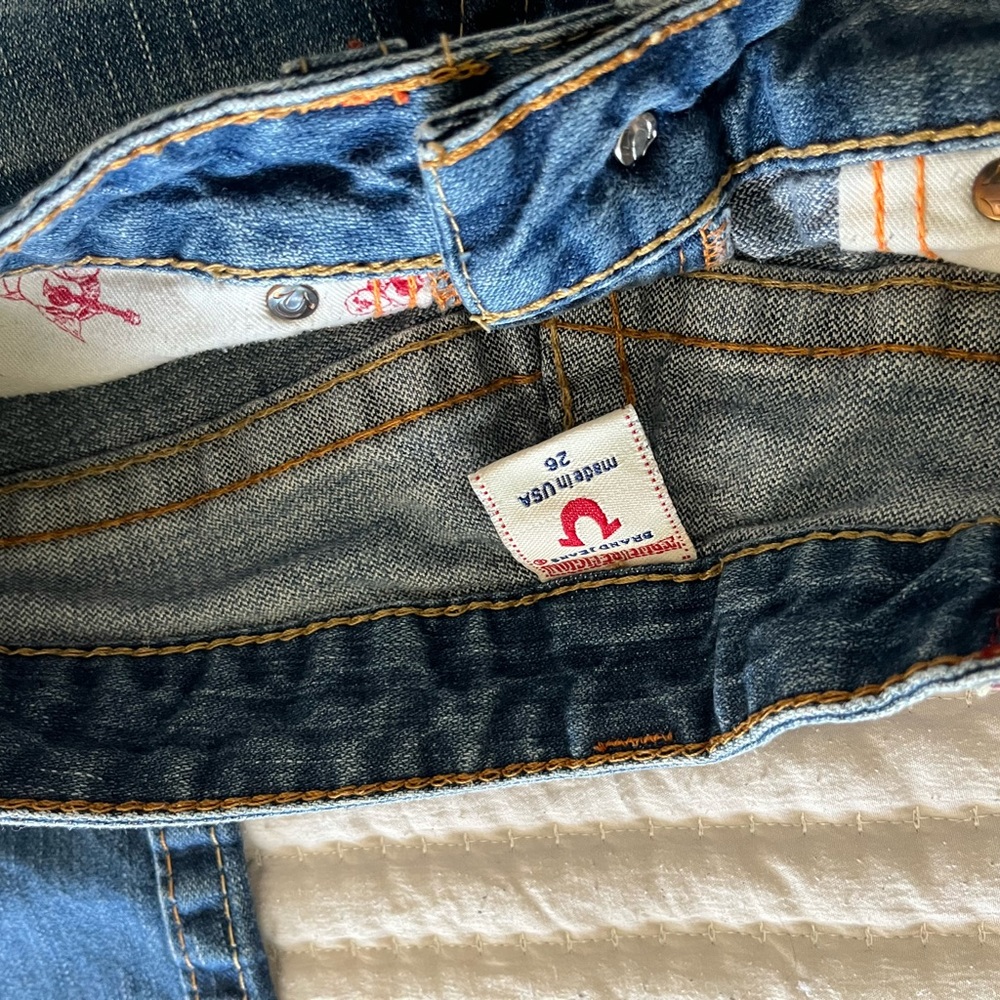 True Religion size 26 bootcut worn look . Inseam 28 inches . Excellent condition - Picture 9 of 9